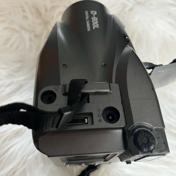 Olympus D-600 L with case - Picture 5 of 11